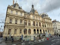 (2026) Façade du Palais de la Bourse du côté de la place des Cordeliers.